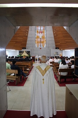 沖縄カトリック高等学校9期生成人祝いが行われました。の写真