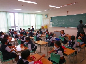 11月26日（水）に小学5年生と高校2年生の交流会が行われました。の写真